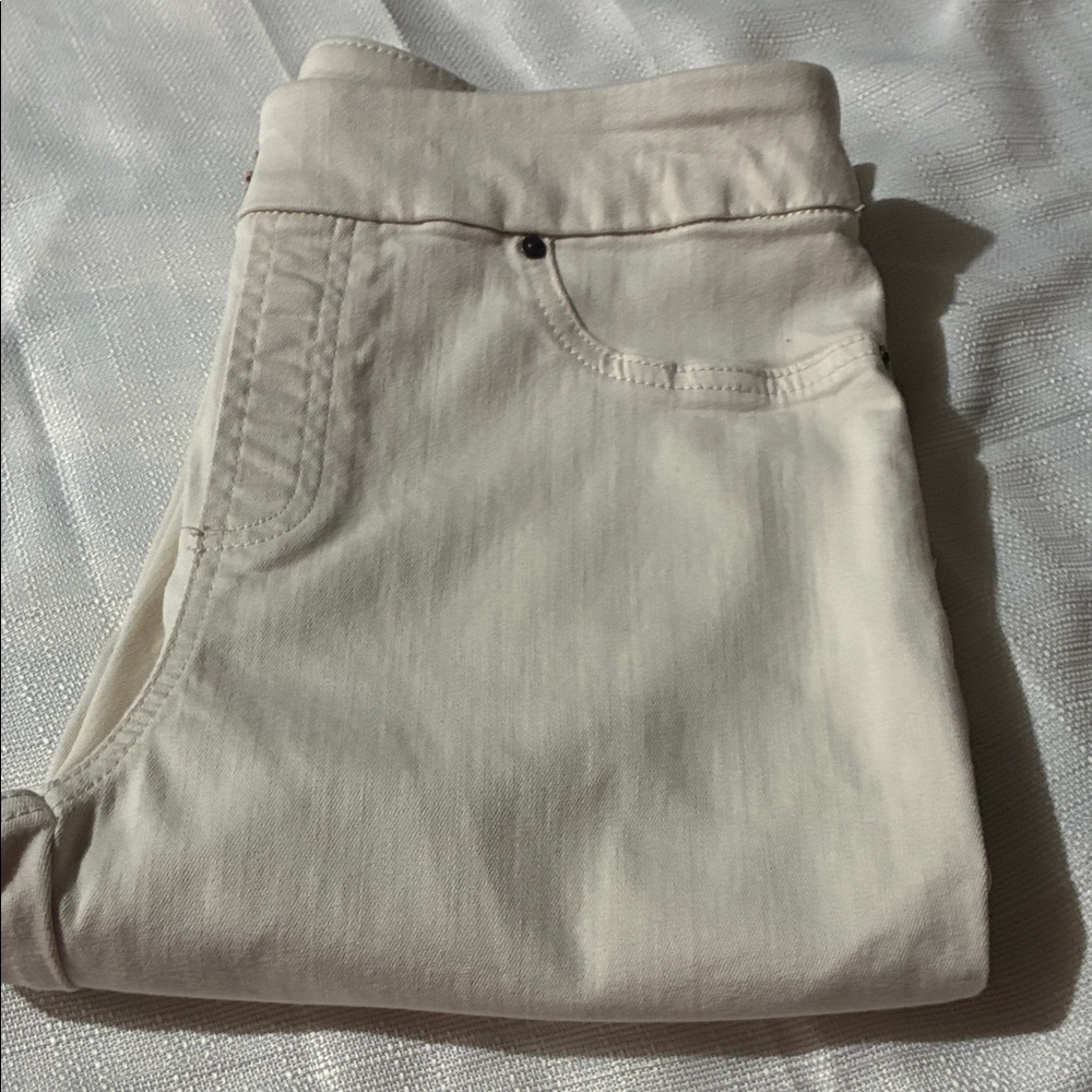 Elegant Cream Capris with Embroidered Detail - Picture 5 of 7